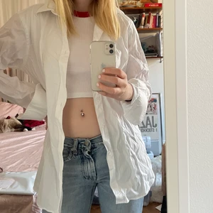 Vit skjorta - Vanlig vit skjorta, står storlek s men tror det är herrmodell för den är ganska stor på mig. Knappt använd, ganska skrynklig men annars väldigt bra skick! Kan mötas i Stockholm annars betalar köpare frakt. 