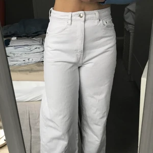Vita jeans från Gina Tricot - Stl 36, 150 kr. Hög midja, vida nedtill, rak passform. Rena, bra skick. Nypris 450 kr.
