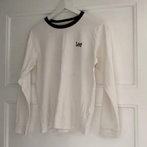 En långärmad vit tröja från lee. Säljer då den inte är min stil längre och är använd ett fåtal gånger. 