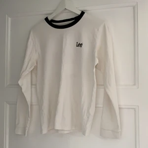 Lee tröja  - En långärmad vit tröja från lee. Säljer då den inte är min stil längre och är använd ett fåtal gånger. 
