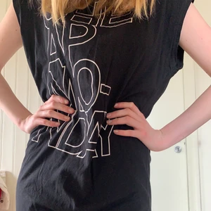 Oversized  klänning  - En lite oversized klänning från cheapmonday det är en liten turtleneck på den och är klippt som ett linne i armarna. Super fin till sommaren ☀️