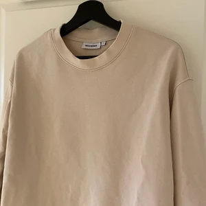 Beige Sweatshirt från Weekday  - Superskönt sweatshirt i en fin ljusbeige färg! OBS‼️ ej samma färg som bild 2 - visar endast samma modell/passform då färgen är slutsåld.