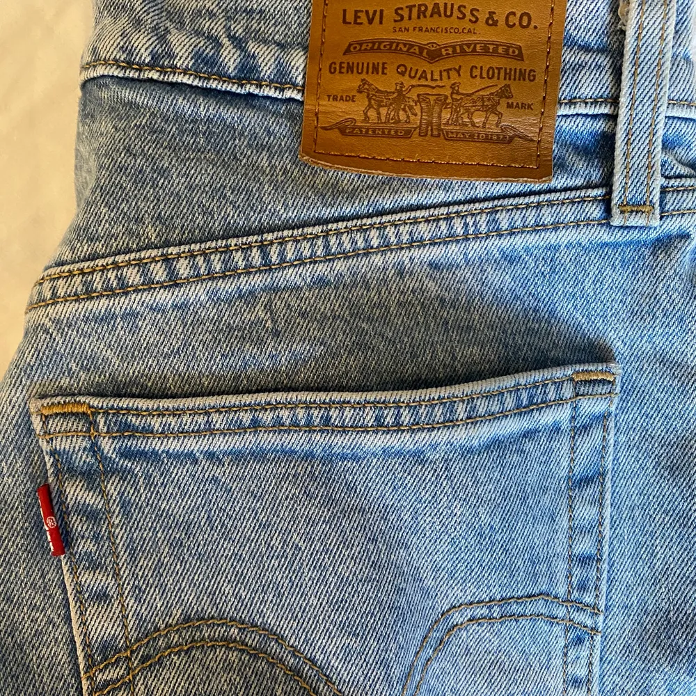 Säljer dessa levi’s jeans som tyvärr har blivit lite för stora för mig :(💕 Modellen heter ribcage straight och är i storlek 29. Köpta från carlings för 1149 kr, säljer för 500+frakt!! Priset kan diskuteras ;). Jeans & Byxor.