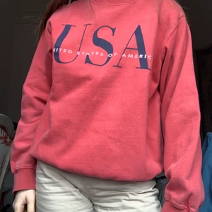 Vintage Tröja  - Röd tröja med USA tryck från John Galt. Bra skick, storlek S-L