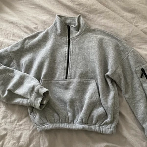 Kroppad tröja  - Kroppad tröja från plt! använd några gånger men inga defekter, passar xs-m ⭐️✨frakt tillkommer 