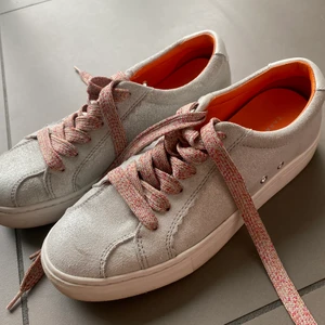 Zara sneakers - Jag säljer dessa sjukt fina zara skor som har kommit mycket till användning, jag säljer skorna ganska billigt pga mycket användning men den är fortfarande användbar och man kan bara tvätta dem så ser den nya ut, men de har tyvärr blivit för små för mig!😁