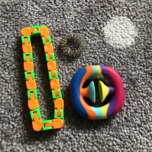Fidget toy - En Warker track, snaper och en silver sak