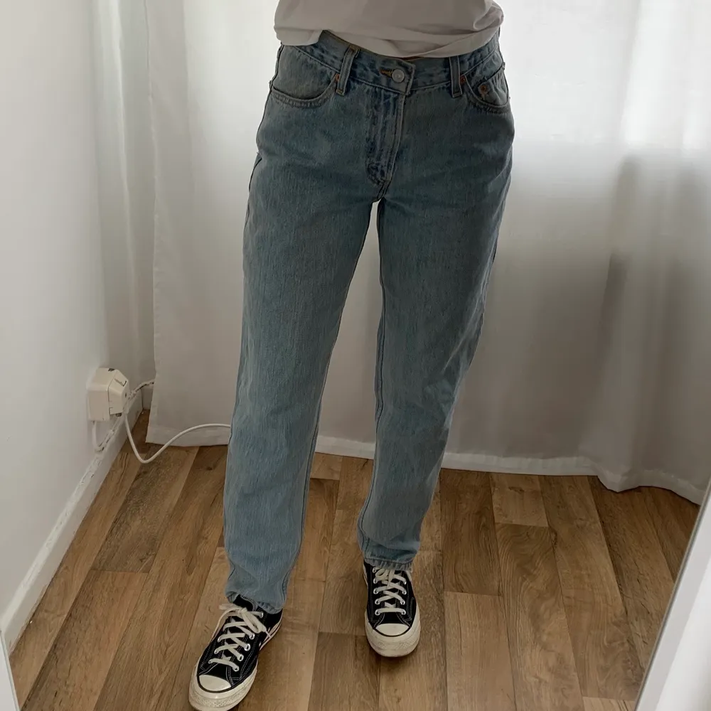 Blåa vintage Levis jeans i strl 29 men passar mig som vanligtvis har 27. Normalhöga i midjan. Jättefin färg i verkligheten. Frakt tillkommer! ☺️. Jeans & Byxor.