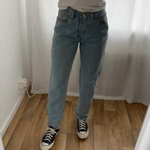 Blåa vintage Levis jeans i strl 29 men passar mig som vanligtvis har 27. Normalhöga i midjan. Jättefin färg i verkligheten. Frakt tillkommer! ☺️