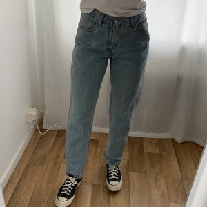 Vintage Levis jeans  - Blåa vintage Levis jeans i strl 29 men passar mig som vanligtvis har 27. Normalhöga i midjan. Jättefin färg i verkligheten. Frakt tillkommer! ☺️