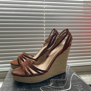 Patrizia pepe kilklack  - Patrizia pepe kilklack i storlek 39 men passar även de som har en större 38. Köpta för 1799kr på NK i Stockholm.  Materialet är mocca! Letar efter snabba äffärer, inga oseriösa köpare!💗 