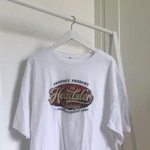 Oversized t-shirt  - Sjukt snygg oversized tee🥰 säljer för att den var extremt stor på mig, den är därför bara testad och är oanvänd. ❤️ kontakta för mer info🥰