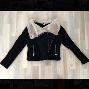 Svart jacka 🖤🤩 - Fin svart jacka från H&M i storlek 36. Priset kan diskuteras 😊😊 Köparen står för frakten