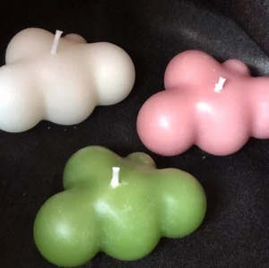 Moln ljus!  - Söta små moln ljus som passar perfekt till sovrum & som en liten simpel dekoration i hemmet! Innehåller: Stearin & Paraffin. Tillgängliga färger: Vit, Smutsrosa, Olivgrön, Oceanblå, Orange, Mörk rosa, Mörk blå & Genomskinlig vit 2 för 25kr