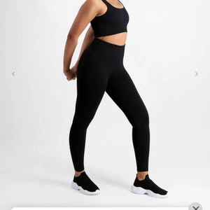 Aimn tights  - Svarta ribbade aimn tights i strl XS men väldigt stretchiga! Dem har använts men är i fint skick. Frakt tillkommer 