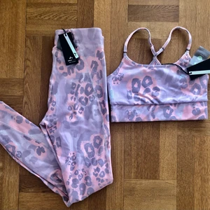 Träningsset - Coolt färgglatt träningsset som aldrig är använt, lapparna sitter kvar. Säljer då det va en present som inte kommer till annvänding. Byxorna är högmidjade o sporttoppen lite längre. Både toppen och byxorna är storlek S✨