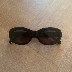 Sunbuddies solglasögon - Sunbuddies modell Courtney. Använda endast ett par gånger. Nypris 1400kr. Fodral medföljer. 