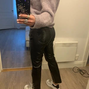 skinnbyxor - säljer dessa croppade skinnbyxor! supersnygga detaljer och passar till många tillfällen! köpta secondhand. saknar en knapp men inget som stör då det fanns 2 från början! köparen står för frakt.💘