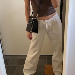 Linnebyxor - Säljer mina otroligt fina linnebyxor som tyvärr inte kommer till användning. De är väldigt sköna och rörliga. Jag är ungefär 166 och som ni kan se är dom bra i längden. Man kan justera i midjan då det finns snören. ❤️ skriv för mer frågor💕  . SÅLDA och ska markera som såld imorgon! :)