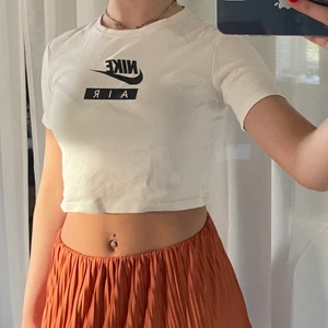 Nike t-shirt - Vit gullig t-shirt från Nike! Den är kort och i ganska tjockt material så man kan ha den utan bh. Jättebekväm på sommaren och passar till allt!❤️