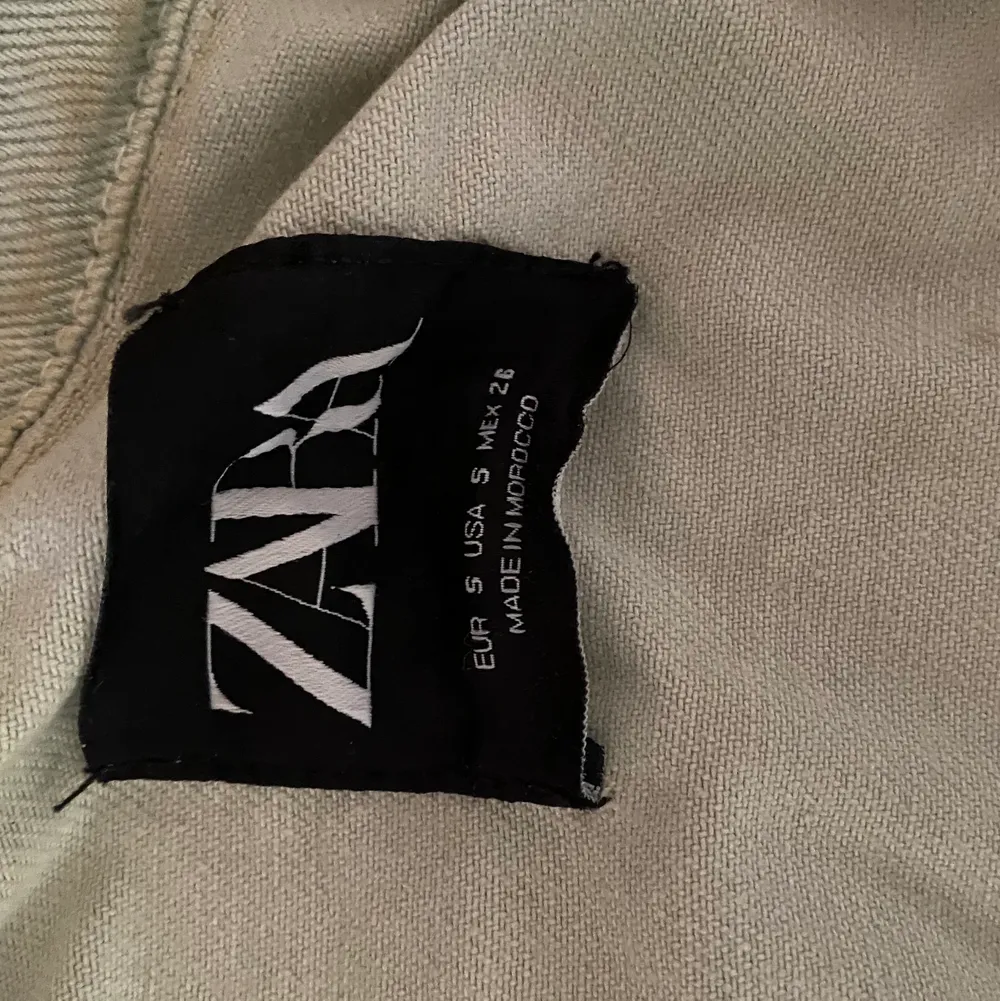 Säljer denna snygga jacka från Zara som passar perfekt till vår och sommar! Den är i storlek small och nästintill aldrig använd därav säljs den! Hör av er för fler frågor, köparen står för frakt🥰✨. Jackor.