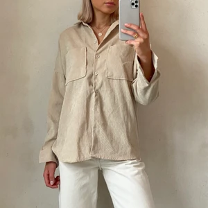 Manchester skjorta - Fin skjorta i ett tunnare manchestertyg, väldigt sparsamt använd! Oversized fit🤍