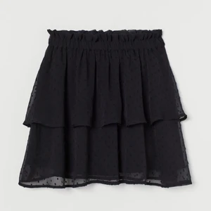 Svart volang kjol - Endast använd en gång då den inte riktigt är min stil! Storlek xs, stretchig i midjan! Köp direkt för 180kr inklusive frakt, annars skriv eget pris. Kom privat för egna bilder eller annat :)