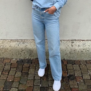 Levis Jeans - Levis Ribcage Jeans i strl 27, längd 29. Passar mig som är 165 cm perfekt. Sparsamt använda. Frakt tillkommer. 