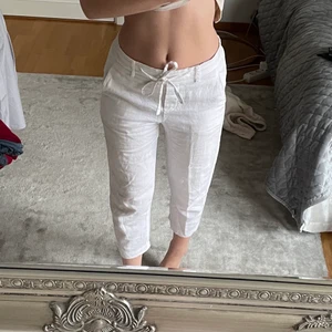 Linnebyxor vita - Säljer dessa pga att dom aldrig används mer, skitsköna och fräscha till sommaren.