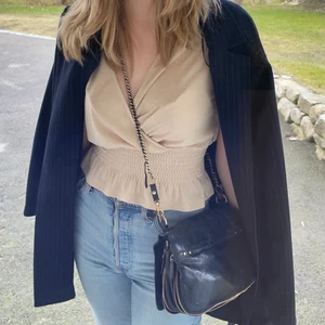 Beige Blus! - Jag säljer denna super söta beige blus från bubbleroom! Supersöt och sitter bra i midjan. Kontakta för mer bilder och funderingar❣️❣️ köparen står för frakten!🥰🥰