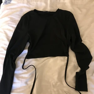 Tröja med öppen rygg - Tröja med öppen rygg från SHEIN. Aldrig använd och i bra material. Säljs då den inte passar mig. Storlek S. Köpare står för frakt💛