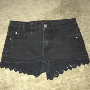 Svarta shorts i använt skick med spets längst ner