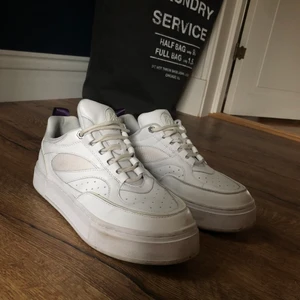 Eytys skor - Nästintill oanvända skor från Eytys. De är sjukt snygga och fick kämpa hårt för att få tag på dem. Men de är tyvärr för stora för mig. Storlek 40 och är helt slutsålda på hemsidan❤️ Har kartong och dystbag kvar!