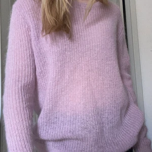 Lila stickad tröja - Supersnygg ljuslila stickad tröja, väldigt skön och najs passform men har för många stickade tröjor :( Passar asbra till både jeans och kjolar!