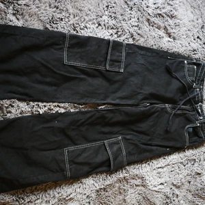 Weekday jeans strl S - Svarta jeans med vit stitching. Både snöre ”inbyggt” som går att använda som bälte samt det finns även hoops till riktigt bälte. Priset är inklusive frakt!!