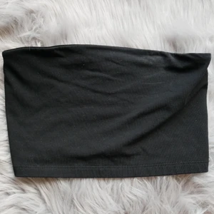 Gina Tricot tube top strl S - En helt vanlig svart tube top från Gina som har använts några enstaka gånger. Är för liten för mig tho men annars är den jättefin! Priset är också inklusive frakt!!