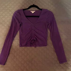 Lila croppad tröja strl xxs/xs - En väldigt fin lila tröja från monki. Den är inte jätte stretchig, och passar därför bara xxs-xs/A & B-cupa. Dne är i väldigt bra skick, men behövdes säljas för att dne inte matchar min stil. Bilden är lika oklar för att den är från en tiktok btw💗😁(prisen kan ksk diskuteras priv)