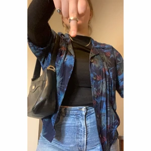 💙Mörkblå hawaiiskjorta💙 - En snygg unisex skjorta från Oscar Jacobson. Den är ganska kort i modellen till skillnad från många andra klassiska hawaiiskjortor. With some lovely flowerz😛🌎 Den står i strl. L men jag skulle säga att den passar på vem som helst!