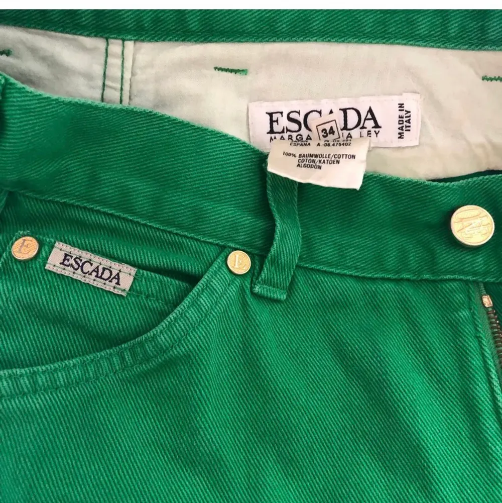 Gröna vintage jeans från escada. Köpta här på Plick och är använda men i väldigt bra skick. Det finns inga slitningar!! Dem är i storlek 34 och passa mig jätte bra som är 164. . Jeans & Byxor.