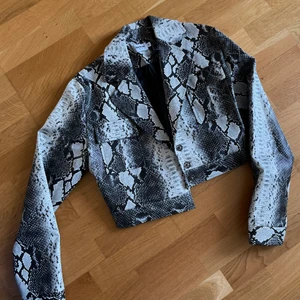 NA-KD Snakeprint PU jacket - Kort jacka i ormskinnsmönster, PU läder. Storlek 34. Använd en gång. 