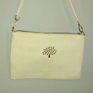 En krämfärgad mulberry väska (ej äkta) snygg klassisk stil, använd 2 ggr. 