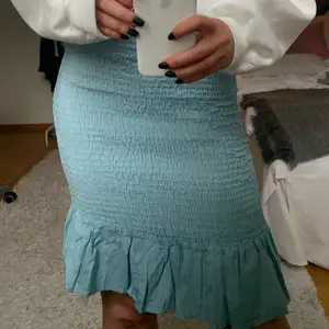 Blå lite tightare kjol ifrån Gina Tricot köpt för ca 350kr. Är i ganska tunt material men ej genomskinlig. Endast använd en gång och är i fint skick utan fläckar eller liknande 💙