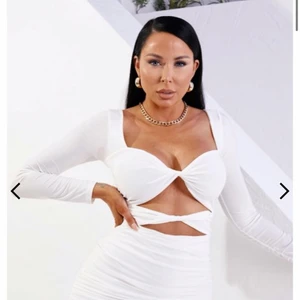 Klänning  - Helt oanvänd snygg klänning. Ej använd, taggen sitter kvar på plagget. Kommer inte till användning därför jag säljer plagget. Sitter supersnyggt på! Köparen står för fraktkostnaden. 