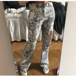 Jaded London byxor - Säljer dessa jeans från märket Jaded London. Dem finns inte kvar på hemsidan. De är använda men i väldigt bra skick, det finns inga slitningar alls. Är i stolek 26 och är lite oversized på mig som är 164.