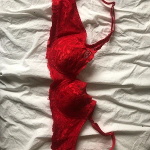 Bh-ar ! - Säljer dessa två oanvända bh-ar då de är för små (fick dem i present). Den svarta är strl 75A från Kappahl och den röda skulle jag gissa är samma, eller en liten B-kupa. Den svarta har ingen bygel så kan tänka mig att den är väldigt bekväm. Hör av er vid intresse, paketpris kan ordnas o kostnaden är inte huggen i sten (1 för 50)