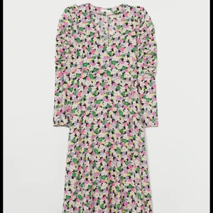 Blommig klänning  - Superfin blommig och somrig klänning från hm. Använd vid ett tillfälle, därav nyskick! Storlek 36