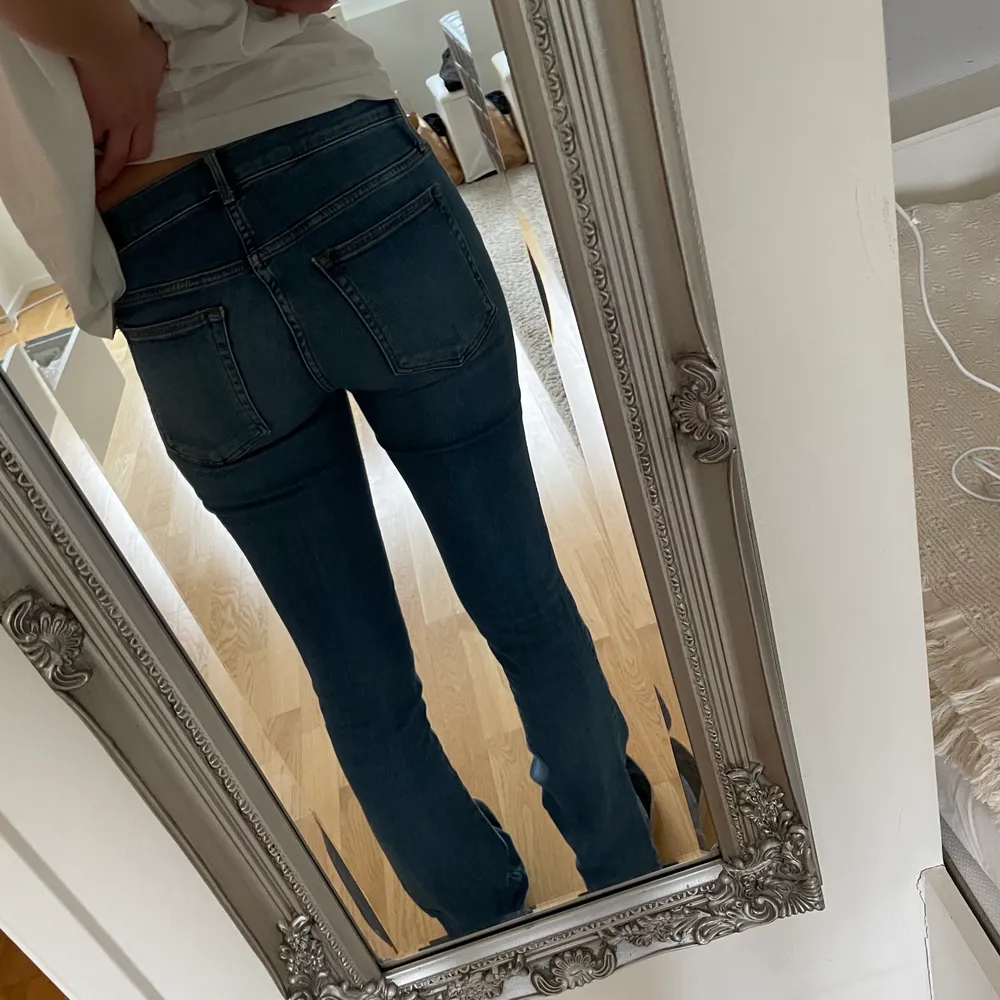 Säljer ett par bootcut jeans från BIK BOK. Storlek 38 💙. Jeans & Byxor.