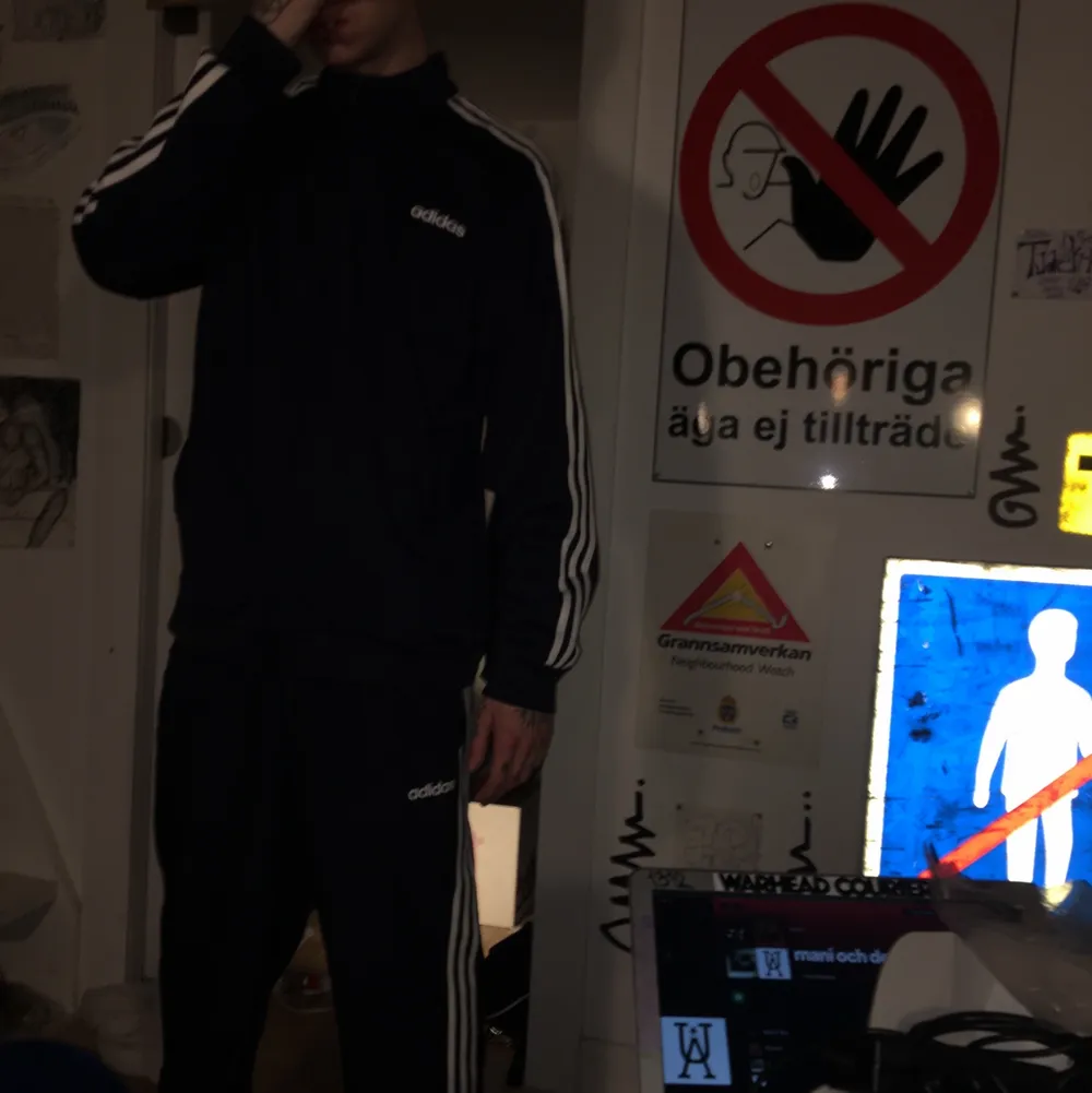 Mörkblå adidas tracksuit i storlek M. Condition 10/10.. Hoodies.