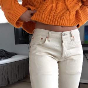 Jätte fina lågmidjade vita Levis jeans köpta second hand! Dem är beiga/gräddvita. ❤️ 74 cm i midjemått, men dem är stretchiga. köparen står för frakten! Så snygga på sommaren när man är brun!!!!