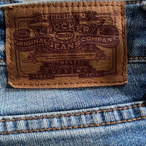 Crocker Jeans - Säljer mina näst intill oanvända Crocker jeans, är som nyskick & sitter så bra! Storlek 26/33 & passar mig som är 163cm lång. Skulle passa både längre & kortare. Bud från 100kr, köp direkt för 200kr (köparen står för frakten 66kr) 